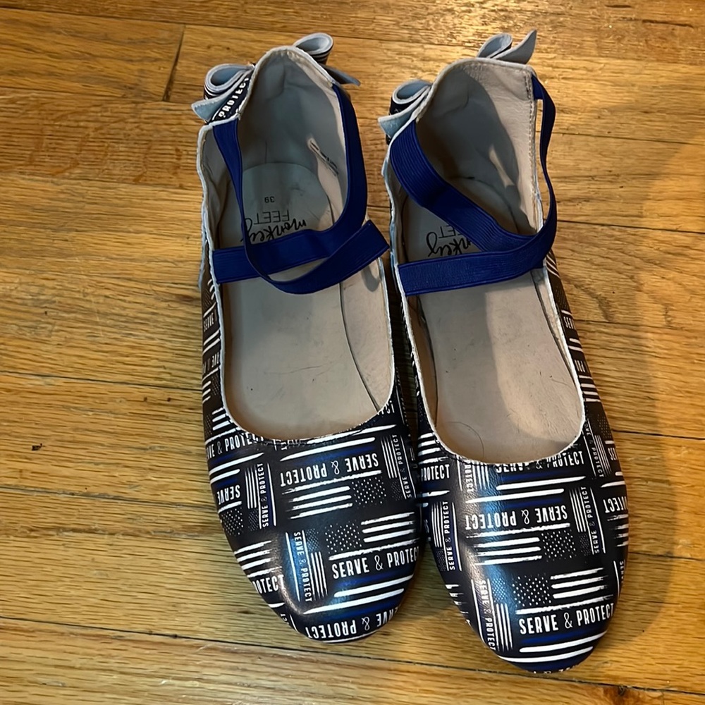 NWOT Never worn Blue-line Bow Back Flats Monkey Feet